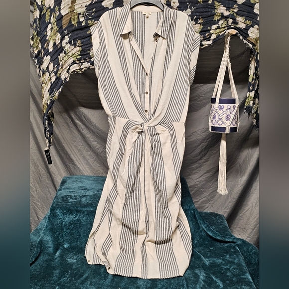 3/$25 En Creme | Sleeveless Button Down Twist Knot Midi Dress size Medium - Picture 2 of 7